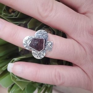 New Rough Natural Mozambique Garnet Carved 925 Silver Club Ring.